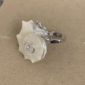 Close-up van handgemaakte natuurlijke schelp conch ring detail, unieke vakantie stijl sieraden
