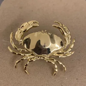 Gedetailleerd zicht gouden krabring, modieus dierendesign, elegante vakantiesieraad voor dames.