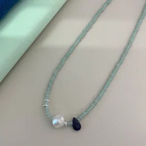 Collier de perles vert menthe vintage français avec perle et pendentif lapis-lazuli détail.