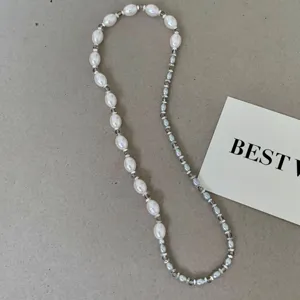 Vista detallada de pulsera de perlas doble minimalista francesa con cuentas grises.
