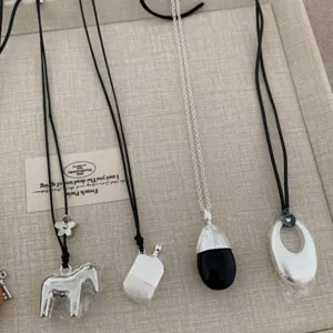 Elegante collana unica in metallo con motivo cavallo e fiore dal design chic per donna.