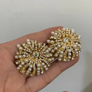 Gouden vintage parel strass starburst oren detail close-up elegante statement sieraden stukken
