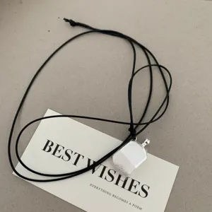 Elegante collana con ciondolo a bottiglia in metallo unico con cordino nero, accessorio moda.