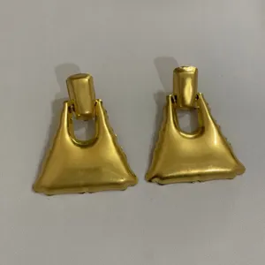 Chique geometrische gouden oorbellen, opvallend metalen ontwerp voor moderne modestijl.