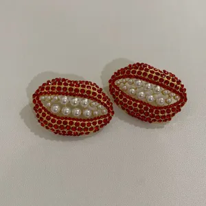 Overdreven rode strass parel lip oorbellen, trendy geometrische metalen oor sieraden detail.