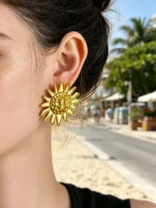 Gouden zonnebloem oorbellen in vintage retro stijl, opvallende statement mode sieraden.