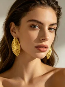 Exagereerde metalen blad oorbellen, onregelmatig geometrisch ontwerp, luxe en elegante stijl.