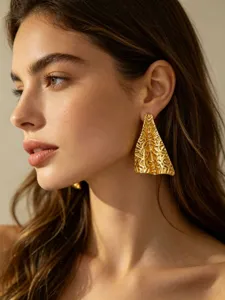 Opvallende geometrische gouden oorbellen, onregelmatige metalen statement sieraden.