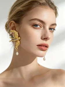 Gedetailleerde close-up van luxueuze gouden vogelvormige oorclip met sprankelende diamanten.