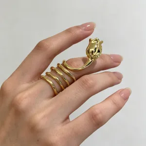 Gros plan d'une bague spirale plaquée or élégante avec un charmant design de bourgeon de tulipe.