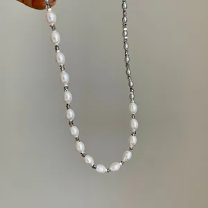 Elegante pulsera de perlas y cuentas de metal plateado, estilo francés chic y versátil.