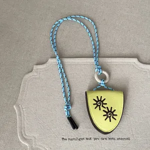 Koreanischer Sonnenblumen Sonnenbrillen Halter Kette, gelbes Leder Etui mit blauem Band.