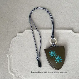 Koreanischer Leder Sonnenbrillenhalter Halskette mit blauer Sonnenstickerei und Kordel.