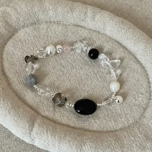 Gedetailleerd overzicht van natuursteen parelarmband, onregelmatige retro stijl sieraden.