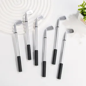 Detail van zilveren metalen golfclub gevormde balpen set met zwarte grip voor kantoorcadeau.
