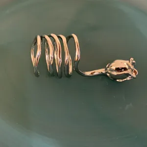 Bague ouverte en métal exquise avec anneau à ressort en spirale et tête de tulipe.