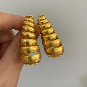 Gouden spiraal oorbellen, overdreven geometrisch metaaldesign, chique statement sieraden voor vrouwen