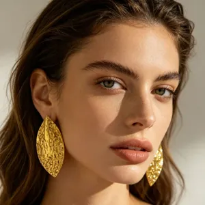 Overdreven gouden oorbellen met onregelmatig bladontwerp voor dames mode sieraden hoofdafbeelding