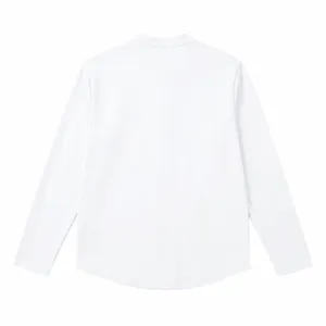 Detail van wit overhemd met opstaande kraag en lange mouwen, losse casual heren top.