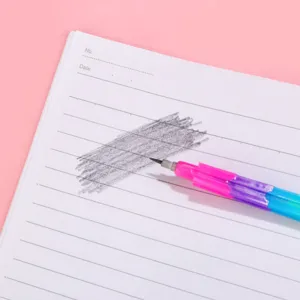 Dettaglio ravvicinato della matita impilabile colorata che scrive su carta a righe.