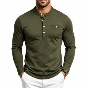 Detailopname van het olijfgroene heren langeweg Henley shirt met opstaande kraag knopen.