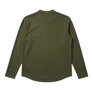 Achterkant van heren olijfgroene lang mouw opstaande kraag henley shirt, zware katoenen detail.