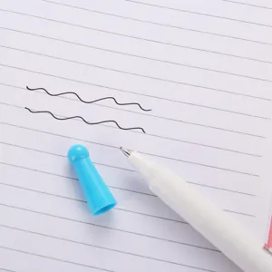 Detailaufnahme des niedlichen Cartoon-Dekompression-Gelschreibers mit blauer Kappe und Linien.