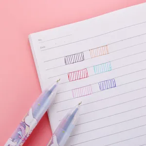 Lápiz bolígrafo retráctil de 6 colores de unicornio tierno, detalle con muestras de escritura.