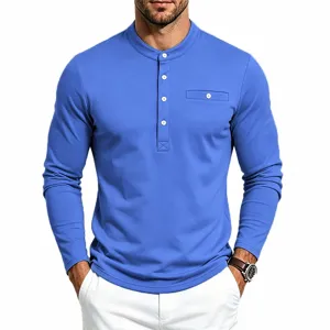 Close-up detailweergave van een blauw heren henley overhemd met lange mouwen.