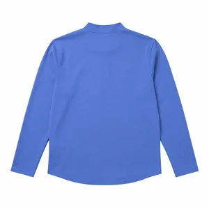 Gedetailleerd achteraanzicht van het blauwe heren shirt met lange mouwen, comfortabel.