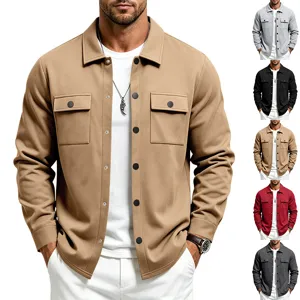 Détail de veste homme décontractée à revers avec boutons pression et deux poches poitrine.