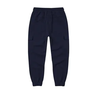 Vue détaillée du dos du pantalon cargo en polaire épaisse avec poches multiples et poignets.