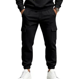 Vue détaillée de pantalon cargo noir à multiples poches avec poignets élastiques.