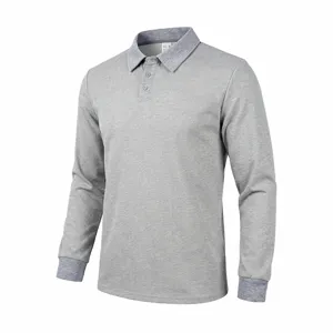 Λεπτομερής όψη casual πλεκτού polo μακρυμάνικου σε ανοιχτό γκρι χρώμα.