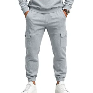 Vue détaillée du pantalon cargo gris pour homme, survêtement décontracté à poches.