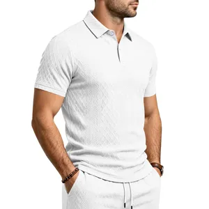Gros-plan du polo blanc pour homme en jacquard montrant la texture fine du tissu.