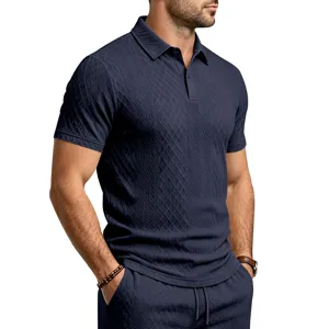 Vue détaillée du polo d'été en jacquard pour hommes avec short assorti élégant.