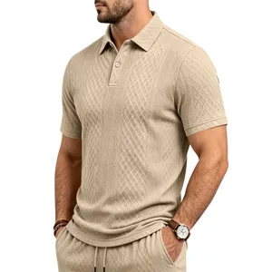 Vue detaillee du polo homme beige en maille texturee avec col et manches courtes.