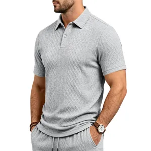 Vue detaillee du polo texture homme ete a manches courtes, haut tricot decontracté gris en gros plan.
