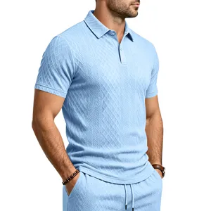 Détail de polo à manches courtes texturé jacquard bleu clair, vêtement homme été décontracté.