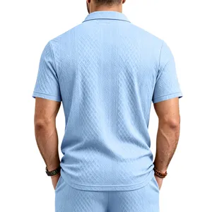 Vue arrière du polo homme bleu clair en maille texturée avec motif jacquard élégant.