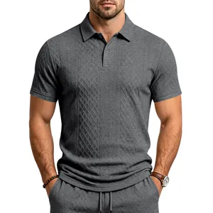 Détail du polo en tricot texturé avec motif jacquard et col élégant pour hommes.