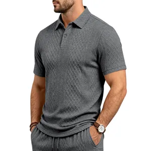 Gros plan detail du polo homme ete texture en jacquard a manches courtes vue du tissu.