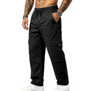 Schwarze Herren Cargo-Hose mit vielen Taschen, geradem Bein und bequemen Tunnelzugbund.