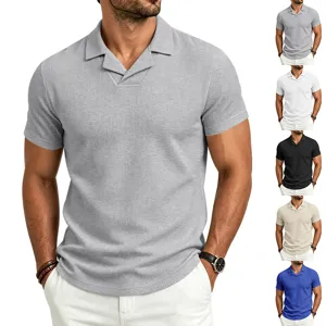 Vista detallada del polo de manga corta de punto gofrado con cuello cubano, estilo casual.
