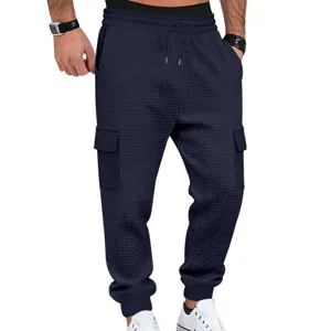 Vista detallada de pantalón cargo tipo waffle para hombre, grueso con bolsillos.