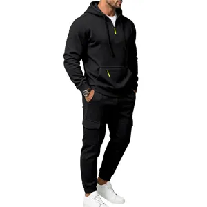 Completo felpa con cappuccio e pantaloni cargo neri casual da uomo sportivi.