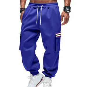 Pantalon cargo molletonné homme streetwear décontracté avec poches multiples et cordon de serrage.