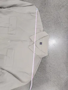 Camisa casual de manga larga de lino para hombre en color liso con dos bolsillos