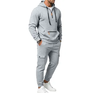 Felpa con cappuccio e pantaloni cargo grigi uomo dettaglio, tuta sportiva pile calda.